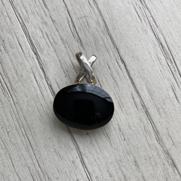 Sterling and onyx pendant - Picture 2 of 8